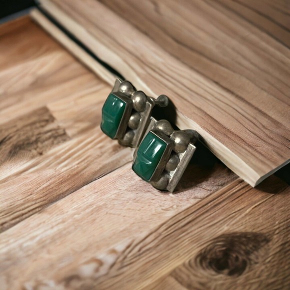 Vintage Marked Silver Carved Green Stone Earrings Screw Back Bubble Square - Picture 2 of 4